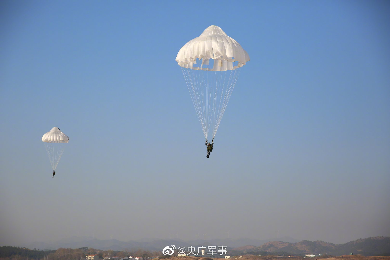 中国空军电影，战斗机跳伞与少年的英勇之志，中国空军电影中的英勇之志，战斗机跳伞与少年的壮志凌云
