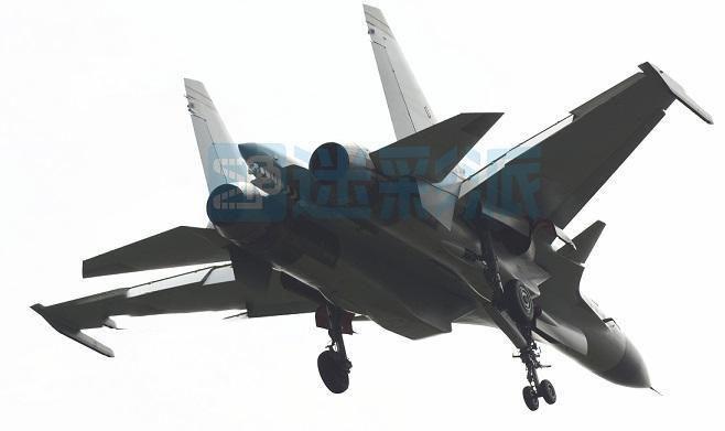 歼-15飞行表演视频，展现空中力量的震撼之美，歼-15空中力量表演视频，震撼之美展现空中风采