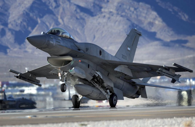 F16V战斗机与歼-10C，空中力量的两大巨头之比较，F16V战斗机与歼-10C，空中力量巨头的深度比较