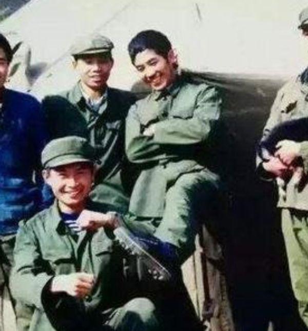 越南女兵与中国男兵的交融，跨越国界的友谊与合作，越南女兵与中国男兵的友谊与合作，跨越国界的交融
