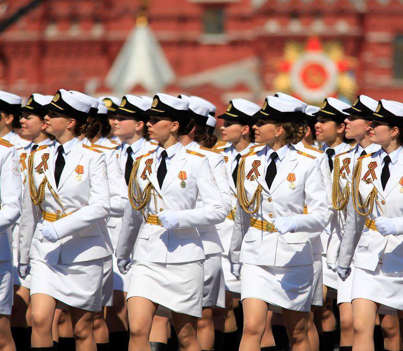 中国女兵穿红衣服阅兵，展现力量与荣耀，中国女兵红装亮相阅兵，力量与荣耀的展现