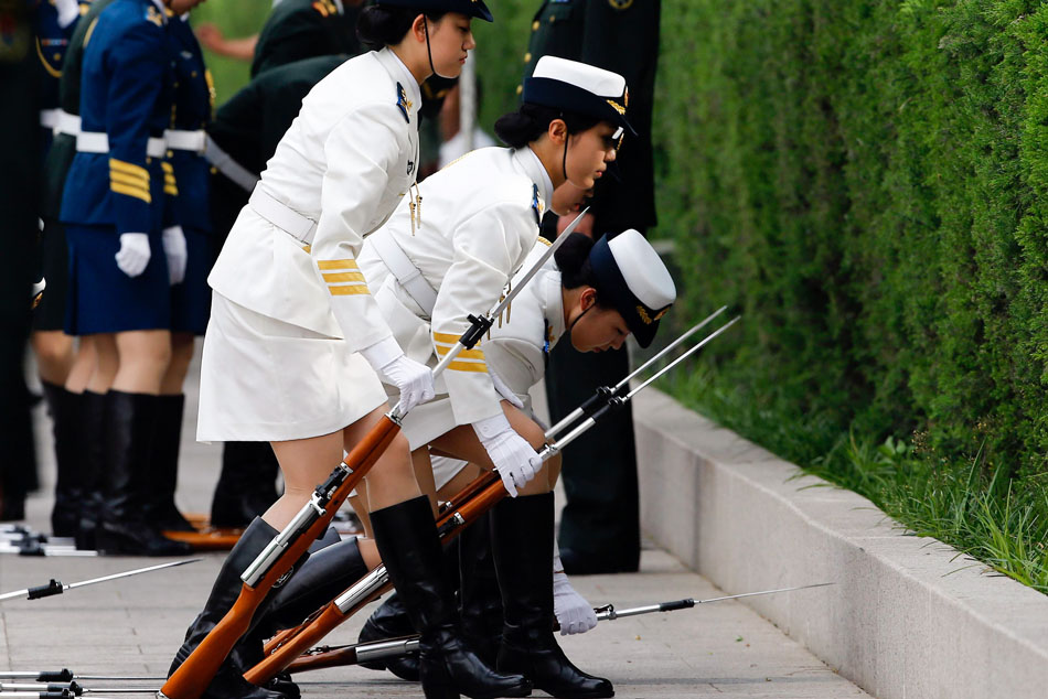 中国女兵仪仗队的挑战与尴尬，中国女兵仪仗队面临的挑战与尴尬处境