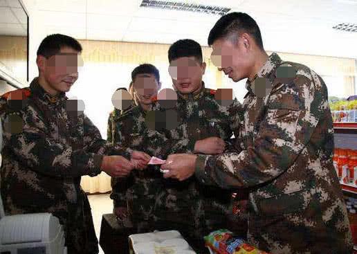 国外老兵打新兵，现象背后的深度解析，国外老兵打新兵现象深度解析，原因与影响探究