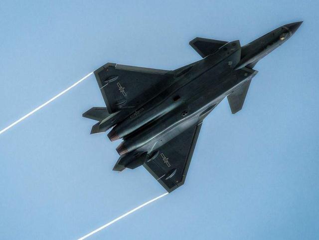 歼-20与F-22，究竟谁更胜一筹？专家的深度解析，歼-20与F-22对决解析，专家深度解读谁更胜一筹？