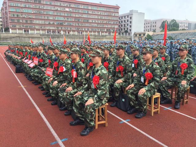 视力不合格能否参军，探讨与解析，视力不合格能否参军，深度探讨与解析