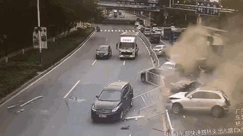 今天发生重大交通事故——警醒我们关注交通安全，重大交通事故敲响警钟，交通安全需引起高度关注
