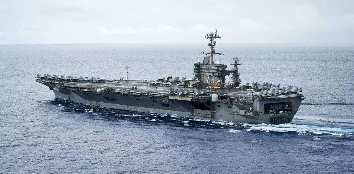 美国航母上的A-10雷霆攻击机，战略与战术的完美结合，美国航母搭载A-10雷霆攻击机，战略战术的巅峰融合