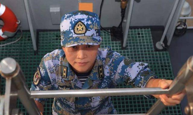 海军首位女副舰长，破浪前行的巾帼英雄，海军首位女副舰长，破浪前行的巾帼英雄