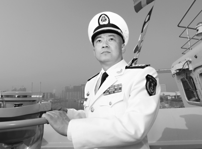 辽宁舰首任舰长张峥的军衔与传奇人生，辽宁舰首任舰长张峥，军衔显赫，传奇人生回顾