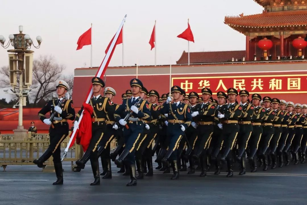 三军仪仗队国旗护卫队竖屏壁纸，荣耀的象征与精神的体现，荣耀的象征与精神的体现，三军仪仗队国旗护卫队竖屏壁纸展示