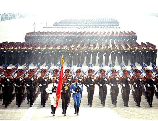 国庆阅兵方队中的大外人身影，多元融合的力量展示，多元力量展现，国庆阅兵方队中的国际面孔风采