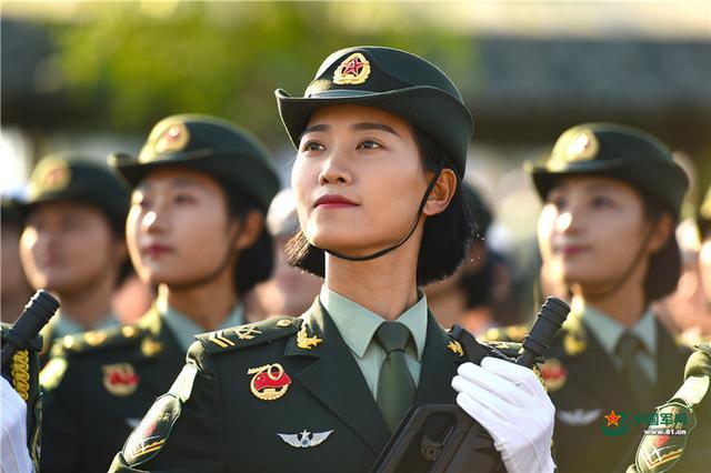 中国女兵，图片视频展现的坚韧与力量，中国女兵的坚韧与力量，图片视频展现风采
