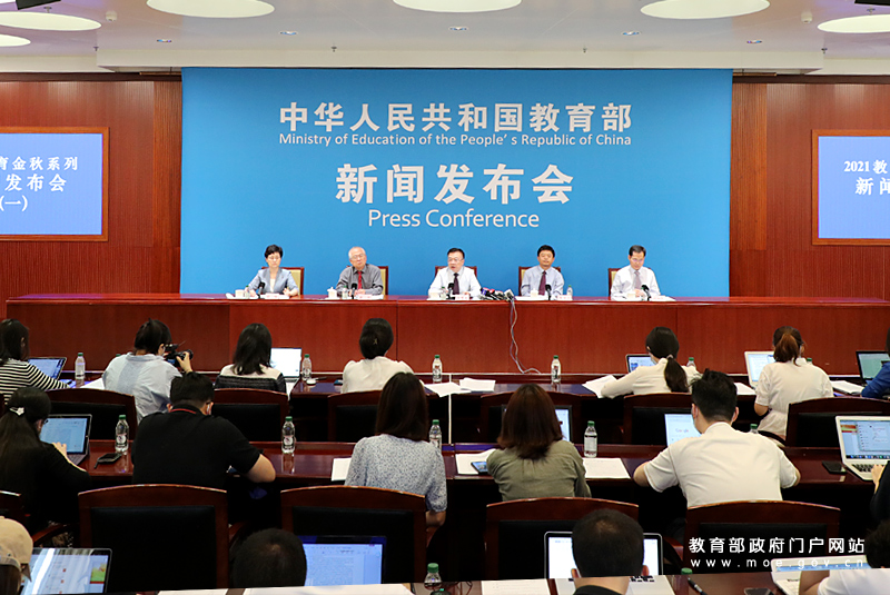 教科书与新闻发布会的交融，教育与社会信息的互动舞台，教科书与新闻发布会的交汇，教育与社会信息的互动平台