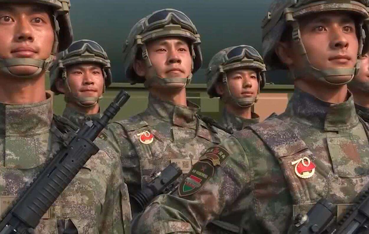 解放军19式星空迷彩服，新时代军服的独特魅力，解放军新时代军服风采，19式星空迷彩服独特魅力展现