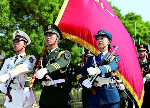 三军仪仗队中的女兵风采，图片展现荣耀与力量，三军仪仗队女兵风采，荣耀与力量的完美展现