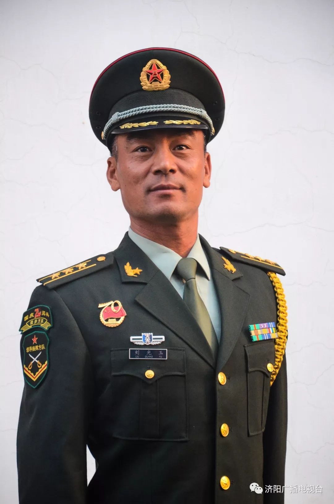 阅兵方阵最前面两个人的军衔，荣耀的象征与国家的骄傲，阅兵方阵最前领航者，军衔背后的荣耀与国家骄傲