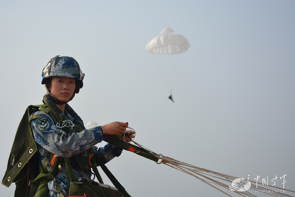 空降兵15军叠伞图片，英勇与技术的完美结合，英勇空降兵叠伞瞬间，技术与勇气的完美融合图片展示