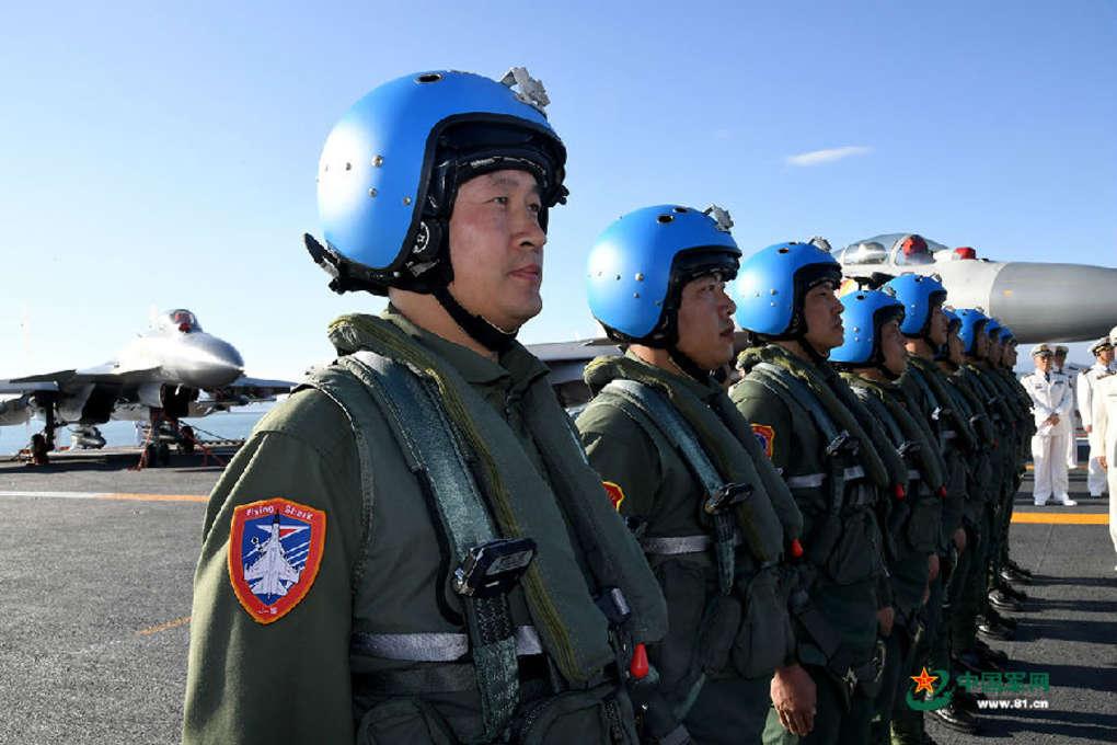 荣耀时刻，中国海军山东舰正式入列，中国海军山东舰正式入列，荣耀时刻的见证
