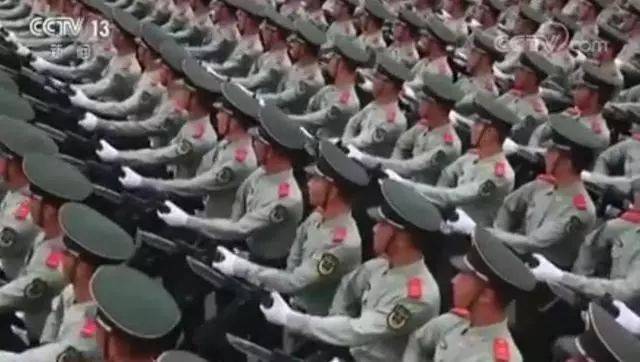 阅兵仪式上走过天安门的正步步伐——深度解析阅兵步伐的细节，阅兵仪式上的正步步伐，深度解析阅兵步伐细节，展现天安门下的荣耀瞬间