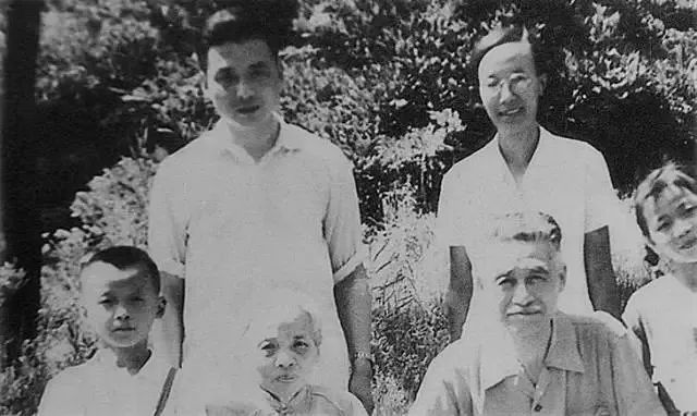 邓稼先夫人许鹿希的现状，岁月中的坚毅与执着，邓稼先夫人许鹿希，岁月中的坚毅与执着的生活状态