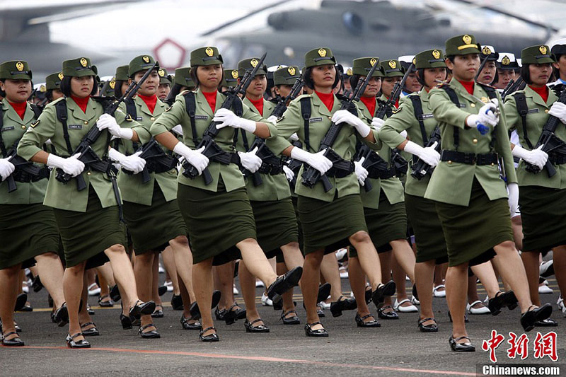 女兵参加阅兵的电影，荣耀与力量的展现，女兵荣耀，阅兵中的力量展现