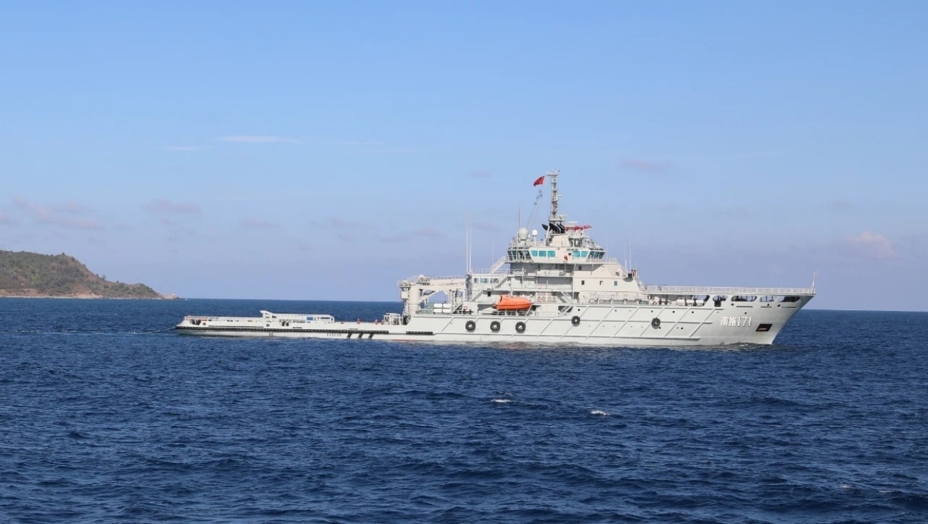 南海舰队南拖171补给船，海上力量的重要支柱，南海舰队南拖171补给船，海上力量的稳固支柱