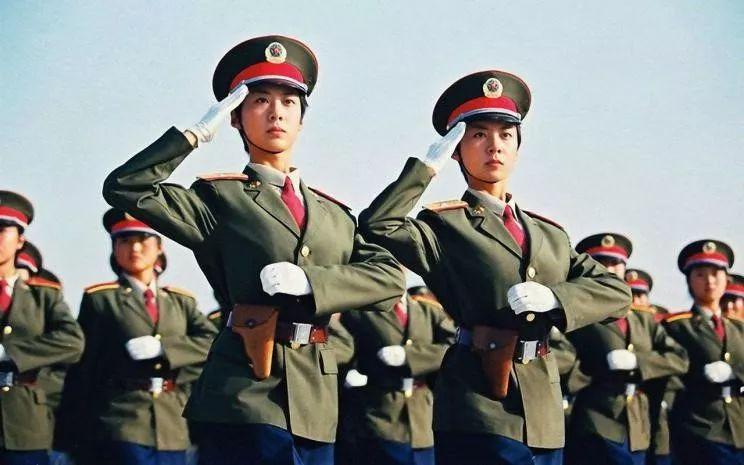 受阅女兵方队，展现新时代巾帼英雄风采，新时代巾帼英雄风采，受阅女兵方队亮相