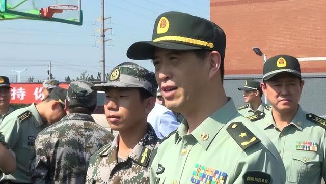 集团军司令与军长的区别，职责、权力与地位的差异，集团军司令与军长，职责、权力与地位的差异详解