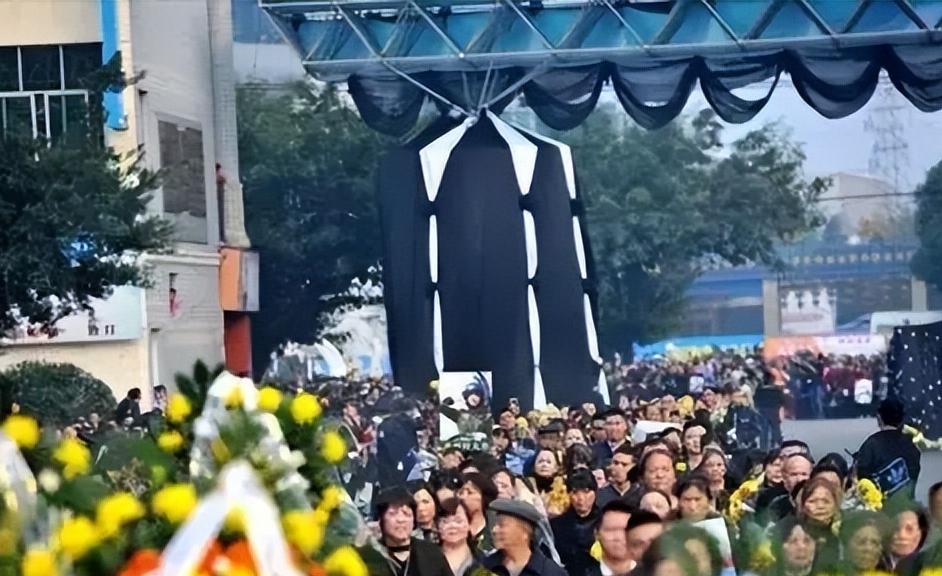 中国首批歼-10女飞行员墓前放模型，纪念与致敬，中国首批歼-10女飞行员墓前致敬，纪念英雄永恒之魂