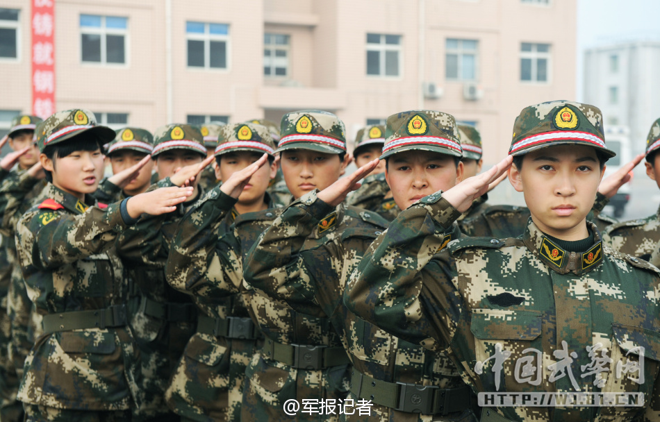 中国武警女兵