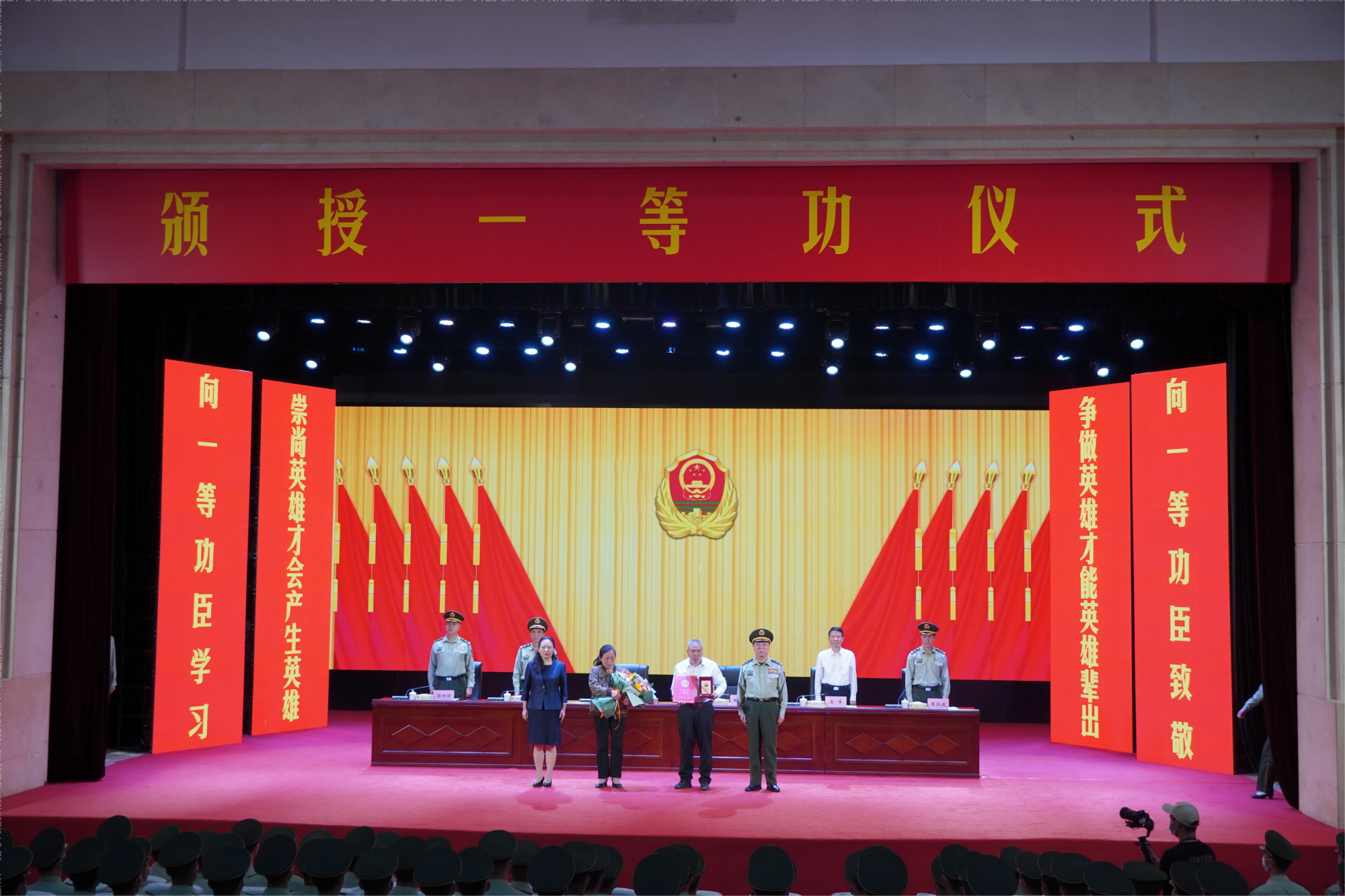 烈士与一等功，究竟哪个更为厉害？，烈士与一等功，荣誉背后的深度解读与对比