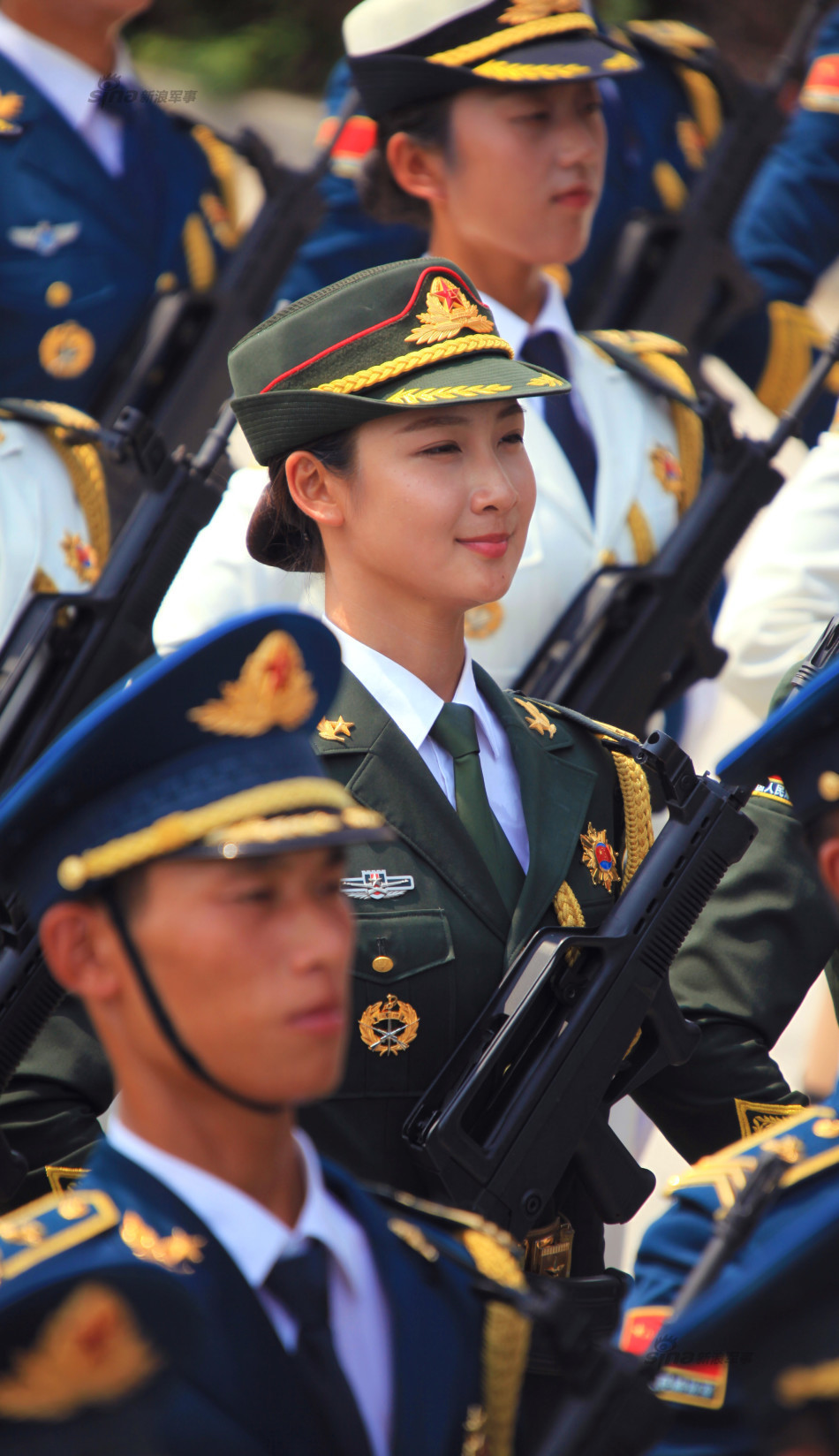 一睹仪仗队女兵们的风采，仪仗队女兵风采展示，飒爽英姿令人瞩目