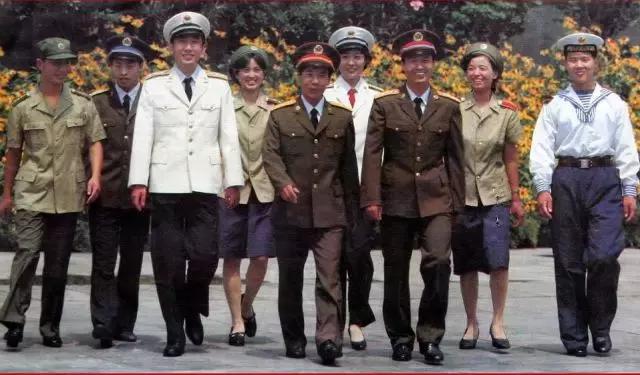 全军配发夹克式作训服，重塑军事服饰风貌与实战能力的融合，全军换装夹克服，重塑军事风貌与实战能力的完美结合