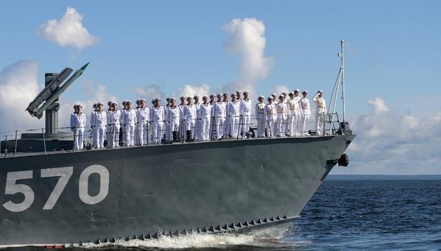 庆祝海军成立七十周年阅兵中的法国军舰，国际海军力量的见证与友谊的象征，法国军舰亮相海军七十周年阅兵，国际海军力量的友谊与见证