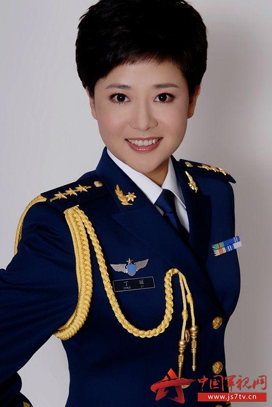 军事直播间的主持人，展现军事魅力的声音引导者，军事直播间声音引导者，展现军事魅力的领航者