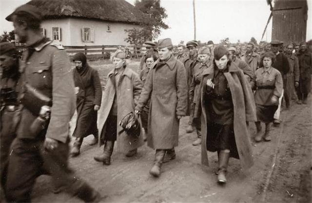 中国女兵飞行员照片，展现力量与美丽的独特风采，中国女兵飞行员风采，力量与美丽的独特展现