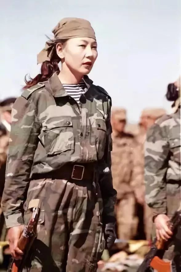 哪里的女兵最漂亮，美丽背后的力量与勇气，女兵之美，力量与勇气的背后展现的绝美风采