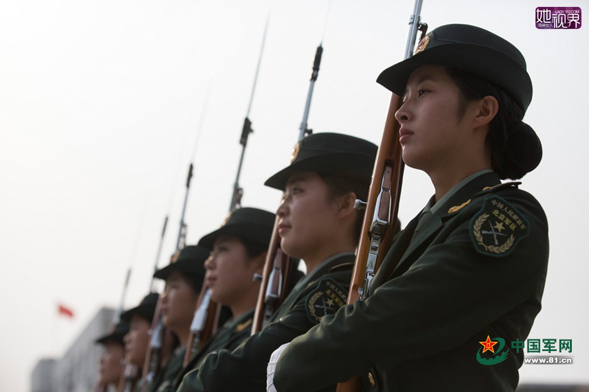 中国人民解放军仪仗队女兵抱着孩子的风采，中国人民解放军仪仗队女兵抱子风采展示