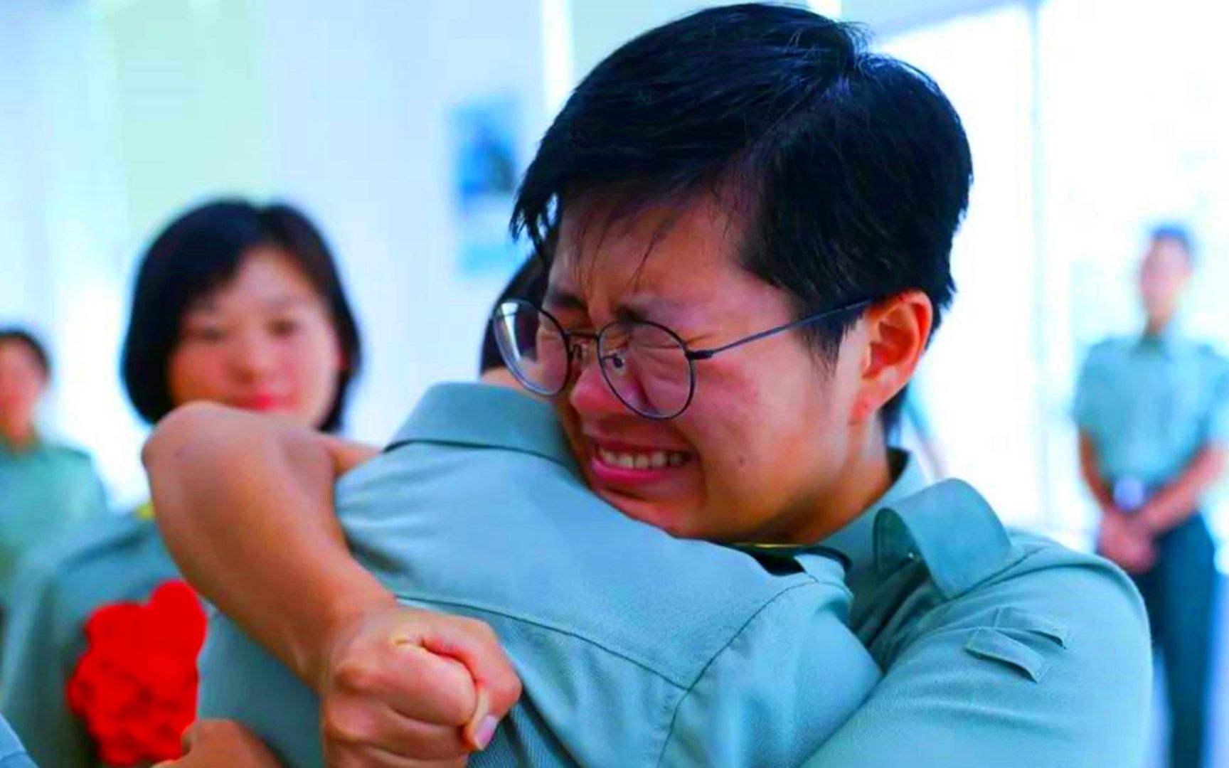 中国女兵泪洒战场的图片，背后的故事与深层含义，中国女兵的战场泪目，背后的故事与深层含义