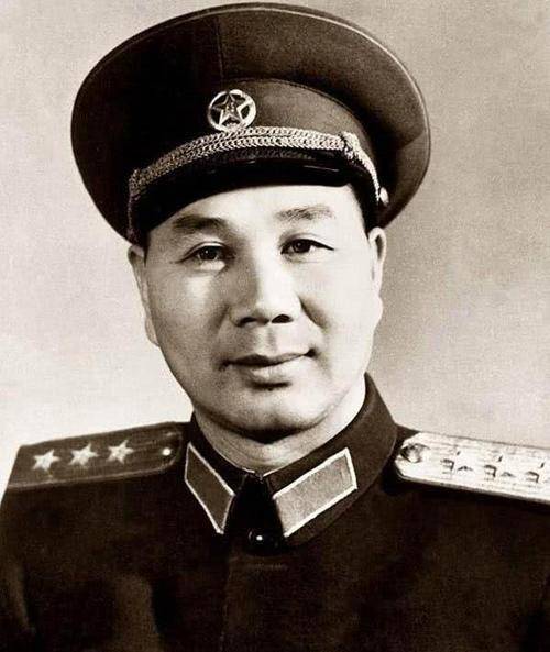 总司令与上将，军事体系中的层级与权力比较，军事体系中的层级与权力对比，总司令与上将的对比观察