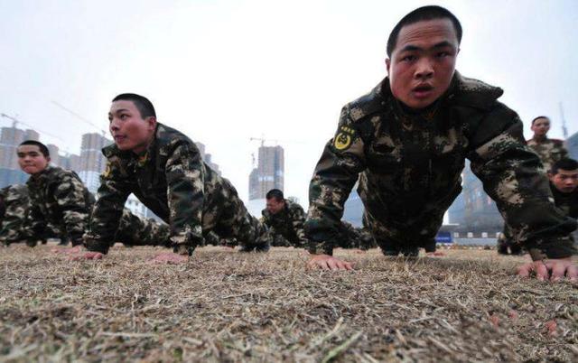 新兵第一年为啥挨打，军事训练中的挑战与适应过程，新兵第一年挨打现象解析，军事训练中的挑战与适应之路