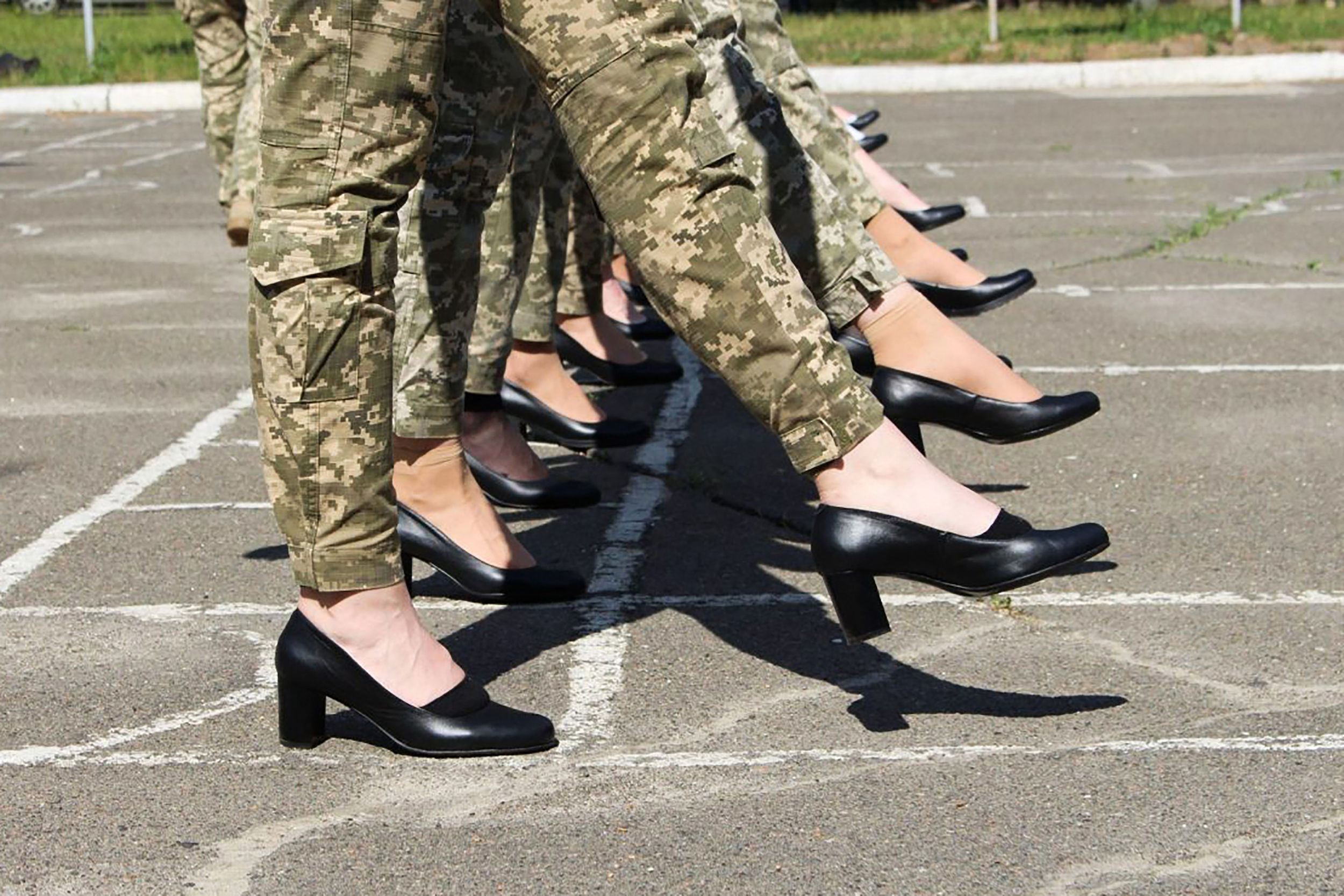 部队女兵可以穿高跟鞋吗？——对军事规范与性别平等的探讨，部队女兵高跟鞋穿着规定，军事规范与性别平等的探讨