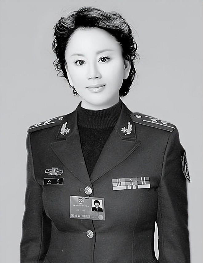 美女主持人与军事兰目，一道独特的风景线，美女主持人与军事兰目，独特组合的魅力风采