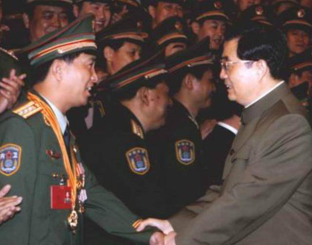 丁晓兵献花烈士，英雄之魂与崇高之敬，英雄之魂与崇高之敬，丁晓兵献花烈士纪念活动