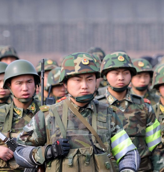 士兵们的全副武装，战争与荣耀的象征，士兵全副武装，战争与荣耀的彰显