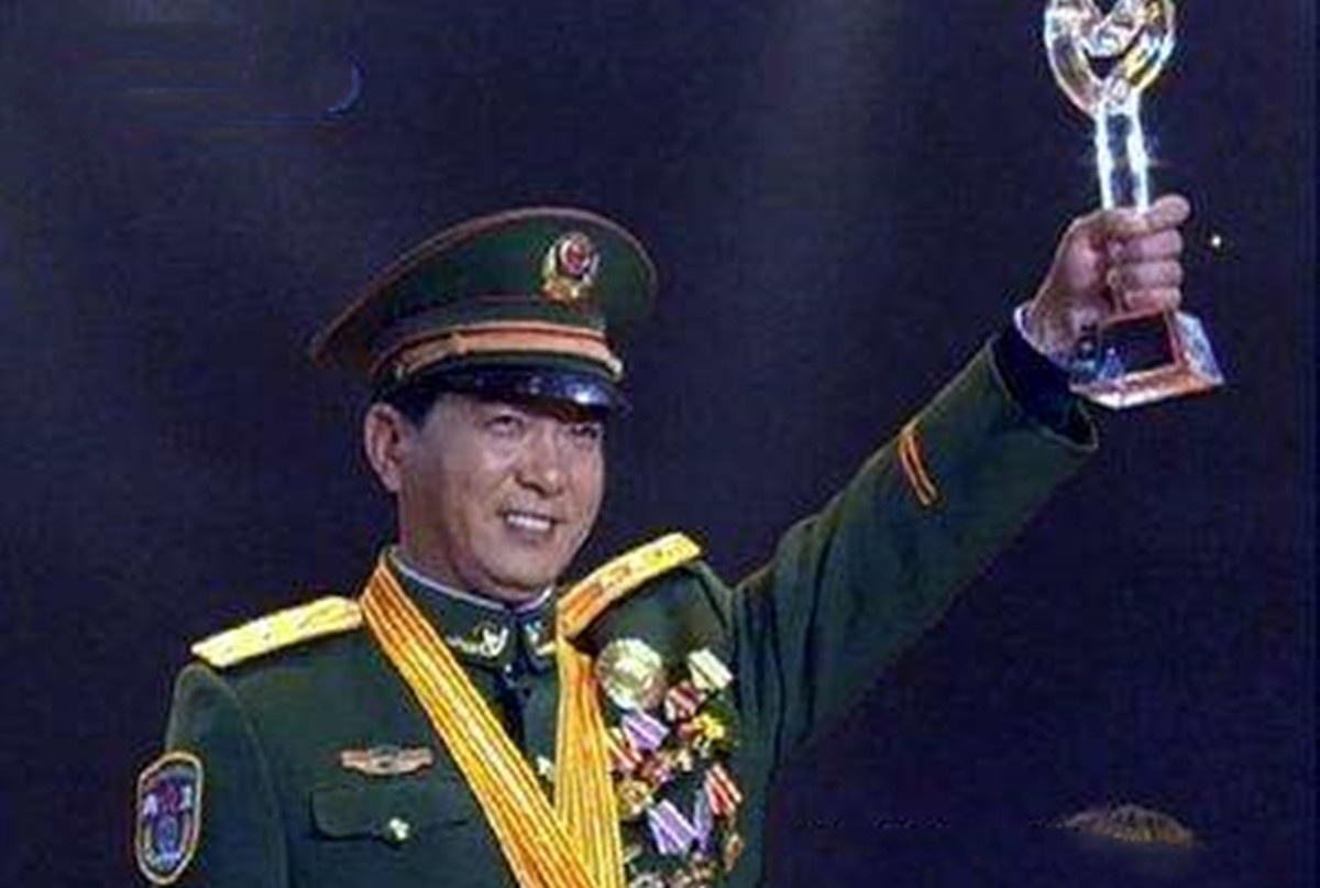感动中国人物——丁晓兵，一位英勇无畏的军人典范，英勇无畏的军人典范——感动中国人物丁晓兵
