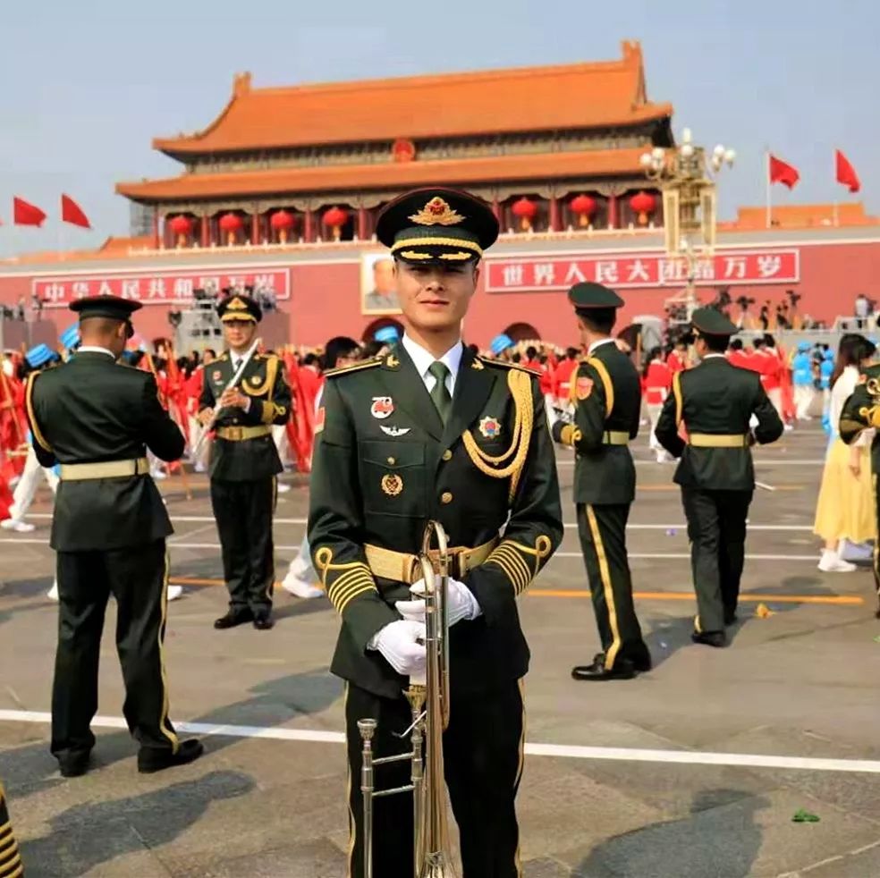 庆祝中华人民共和国成立七十周年阅兵仪式中的护旗手是谁？，庆祝中华人民共和国成立七十周年阅兵仪式中的护旗手揭秘