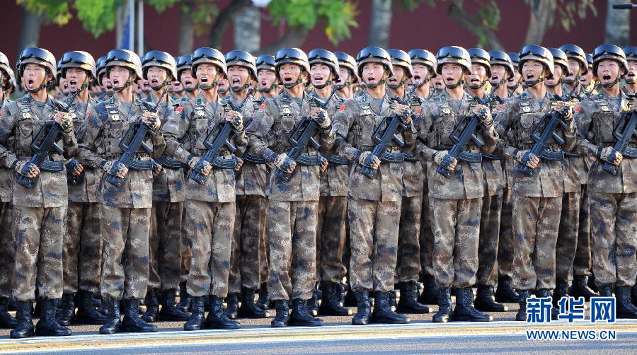 中国胜利日大阅兵中的受阅方队整齐列队，中国胜利日大阅兵全景，方队整齐列队展雄风