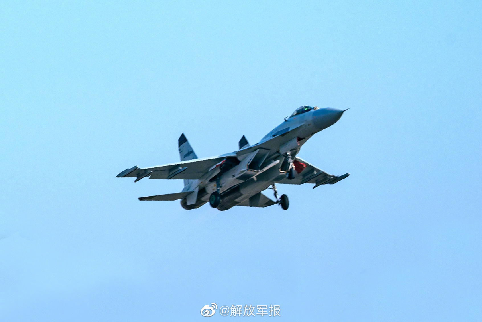 歼-16装备海军航空兵，海军空中力量的新里程碑，歼-16装备海军航空兵，海军空中力量的新里程碑