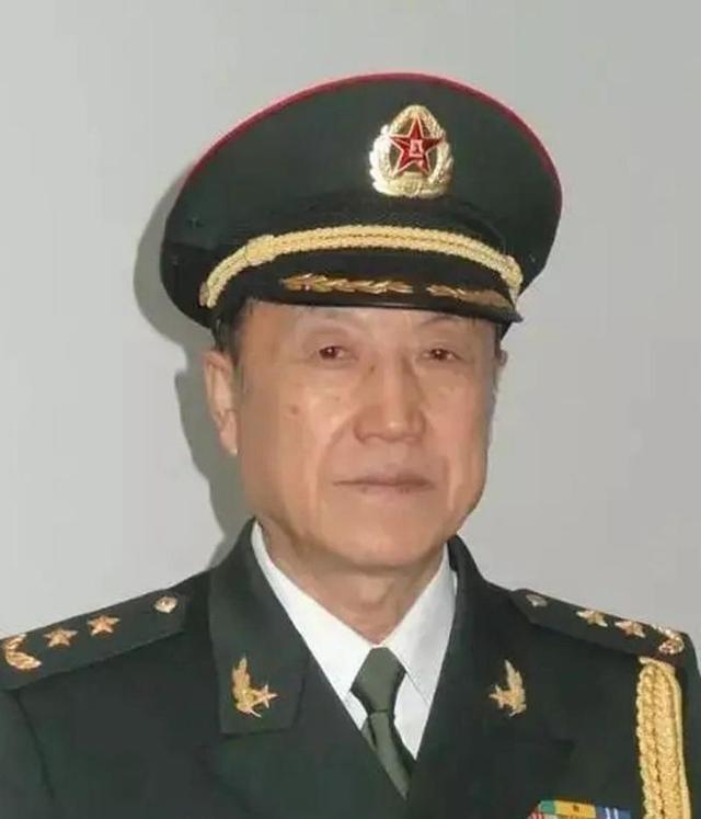 集团军军长与军长，同级之责与不同角色，集团军军长与军长的角色与职责对比